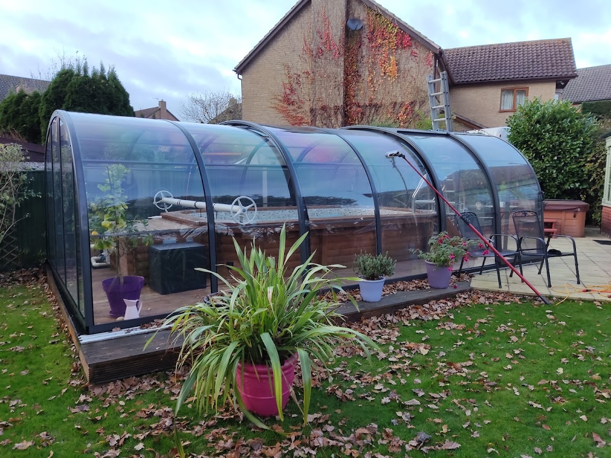 Exterior cleaning of a glazed garden structure